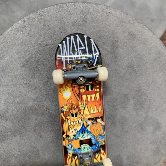 Vintage Tech Deck World Industries Fingerboard Tiki Fire Flame Monster - Picture 3 of 6